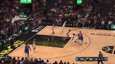 [Highlight] Jinkies, Jaden Hardy breaks Collin Sexton’s ankles and sends him to the floor to search for his glasses as he sinks the jumper from the top of the key