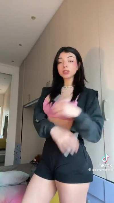 Resta ancora troppo vestita per i miei gusti