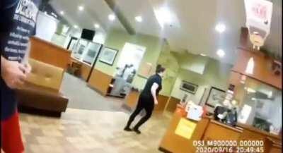 Waitress quits on the spot when anti-maskers walk in and refuse to comply