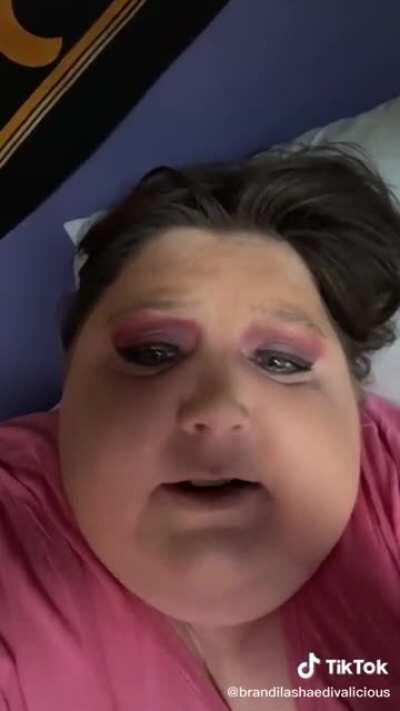 This 🍔Burger Queen🍟deserves a 🤴Burger King🤴