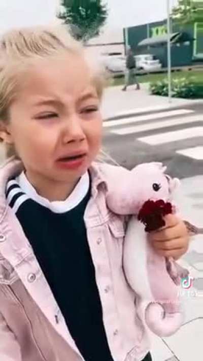 Little girl thinks she's lost her seahorse