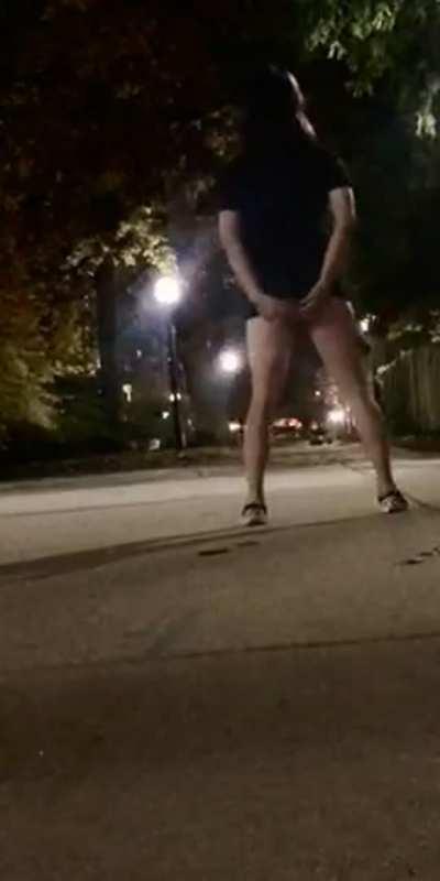 A little walk with no bottom + dildo :o