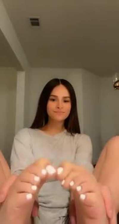 Fuck her toes got me stroking😩