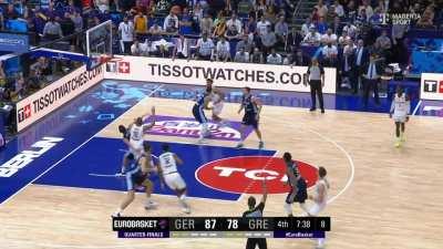 [Highlight] Franz Wagner hits the step-back 3 over Giannis to put Germany up by 12