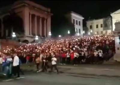 Cuba está pegando fogo, vídeos de cubanos estão circulando no Telegram mostrando a população cercando as sedes do Partido Comunista e botando a ditadura para correr. Alguém ficou sabendo disso pela imprensa tradicional?
