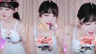 mm3mmm dances to Sakuranbo