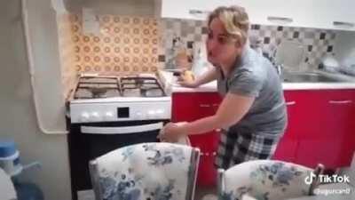 Kocasına kızarken rap yapan kadın