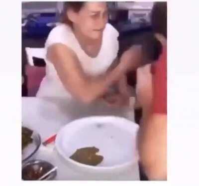 anneme sarma sararken yardım ediyorum