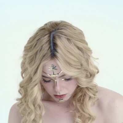 Her eyes are so blue in this scene