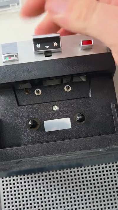 Old philips player eating the cassettes, any idea?