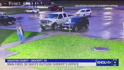 Texan pretends to be a fed and casually sprays a parking lot with an ar15