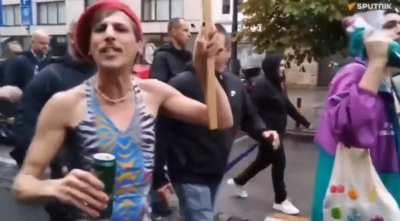 Albanski transgender skandira nezavisnom Kosovu u Beogradu pod posebnim obezbedjenjem.