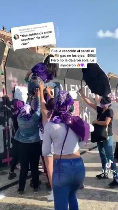 no lo se, creo que no era necesario tantas mujeres para la pirámide, y se hubiera utilizado unos guantes de nitrilo para mejor agarre, y unas rodilleras y unas coderas para la caída, pero quienes somos nosotros para juzgar...