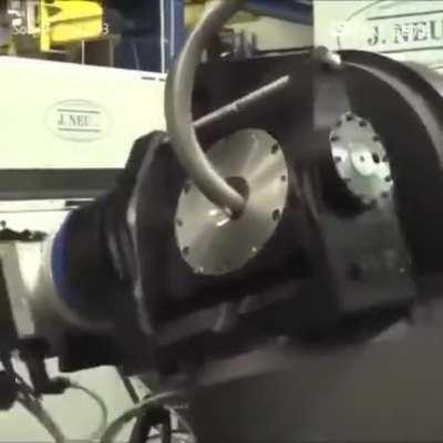 The way this machine bend tubes