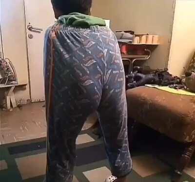 Aviso se ve un culo de hombre