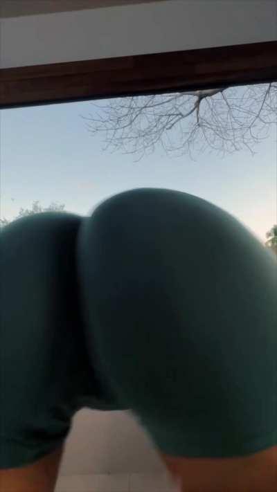 Damn, love when she smacks her cheeks