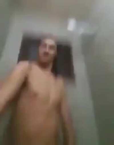 Morena gostosa e rabuda pelada no chuveiro.