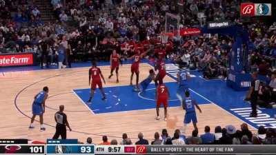 [Highlight] Jalen Brunson hits a crazy falling layup plus the foul!