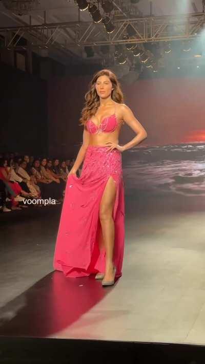 Iranian wh∅re Elnaaz Norouzi loves showing off her body and being fucked by rich Indians. This sl#t has been ruling many Indian dicks way before Nora Fatehi was a thing.