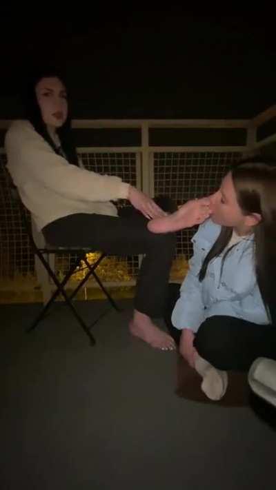 Rate how good she sucks my toes 😏