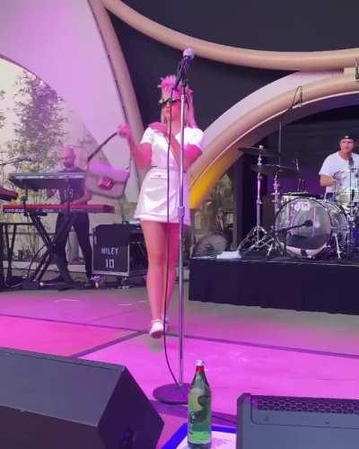 Leggy live performace