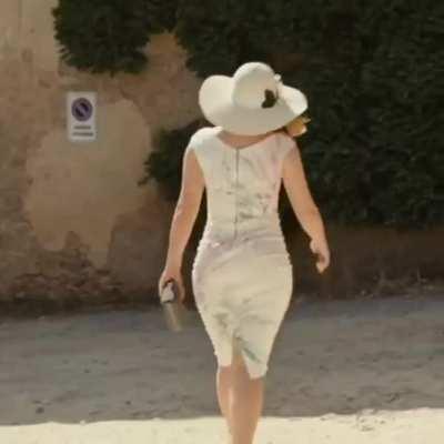 Sarah Snook’s fat ass is so hypnotising, I’m in love 😍