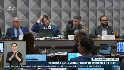 Deputado Chrisóstomo (PL-RO) passando vergonha ao tentar cantar parabéns para o Magno Malta na CPMI do INSS