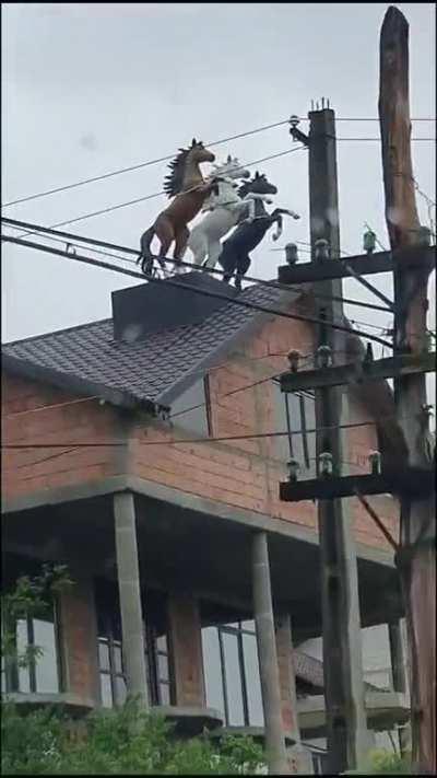 Ne ducem pe pulă cu statuie-n fața porții