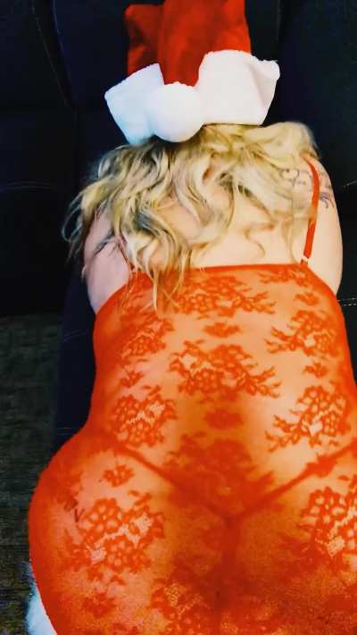 Santa Claus is gonna be coming on Mom