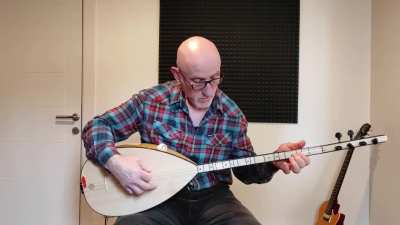 Türk Mike Ehrmantraut saz çalıyor