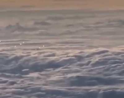 Pilot claims to see fleet of UFOs over the pacific