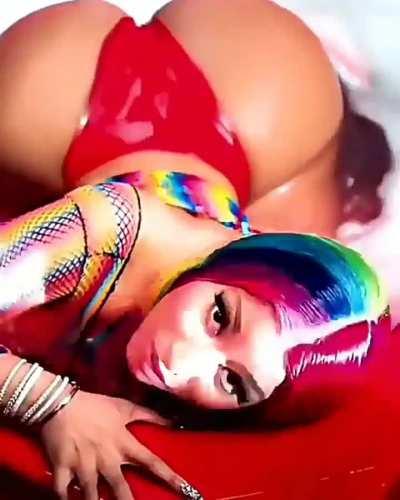 Nicki minaj shaking her fat ass