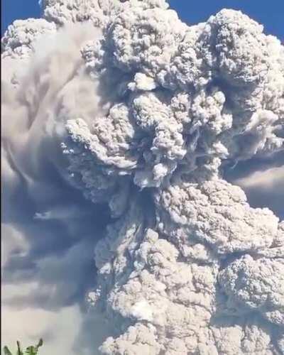 🔥 Mount Sinabung erupts, sending clouds of ash up to 5km (3.1 miles) into the sky.