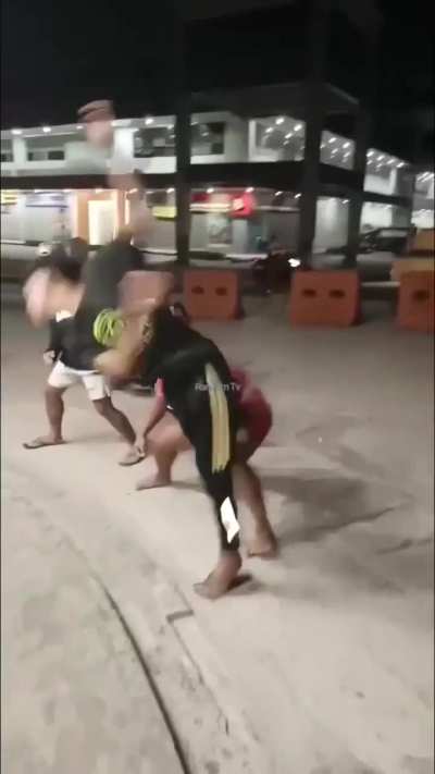 Siyahlı orospu evladına çok üzüldüm HEM GÖTTEN YEDİ HEMDE KOLU KIRILDI