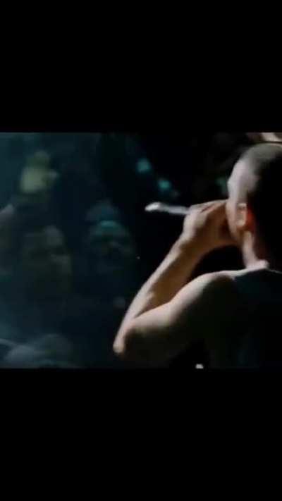 Slank Skyggefuld spytter bars