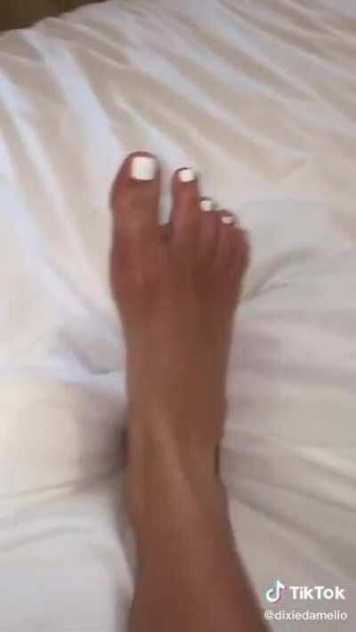Dixie’s toes