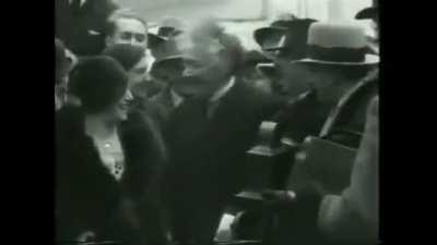 Einstein bir şaka yapıyor (bence komik değil ama tüm kalabalık gülüyor :D)