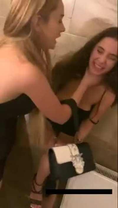 [discord snowtree#1280] This is what really happens in the ladies toilets