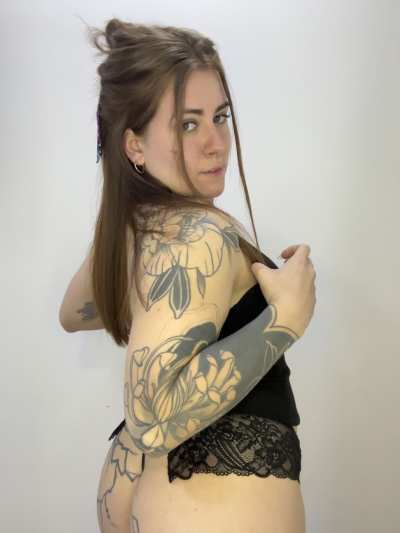 Come rest in my tatted body😘🖤