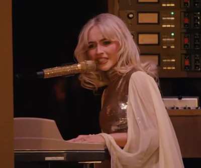 Sabrina Carpenter konserinde zılgıt çeken hırt ayar yiyor. Dünya hırt kültürü ile tanışıyor