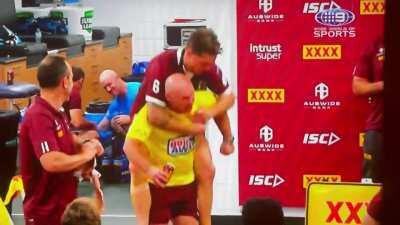 Cameron Munster gives enormous love to Allan Langer’s back