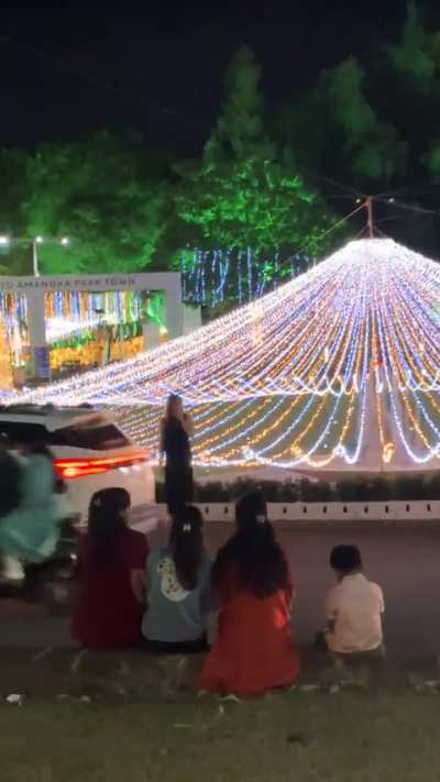 Roads are for cars, not for photos