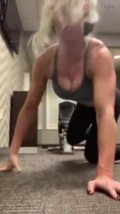 Charlotte 👀😎💦