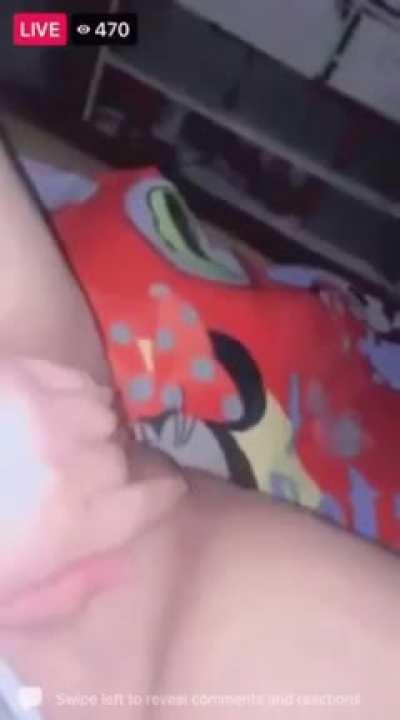 Red Room de facebook. Esta chica si que es famosa en los grupos.