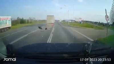 The truck driver did not notice the passenger car and pushed it into the oncoming lane.