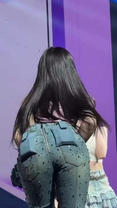 HIRAI MOMO & IM NAYEON