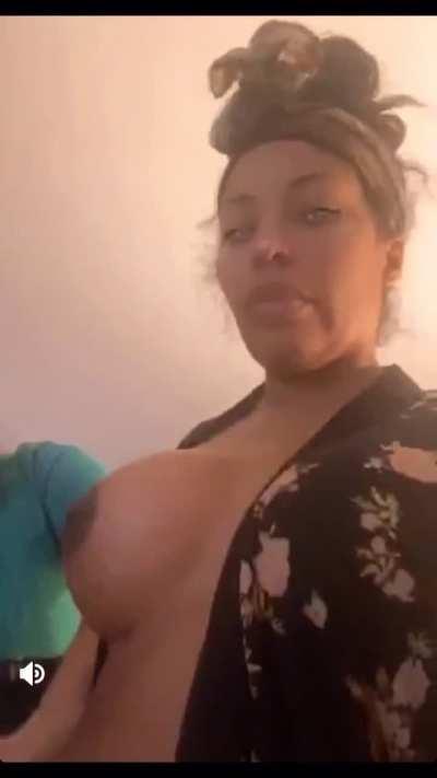 K Michelle whole titty out😋