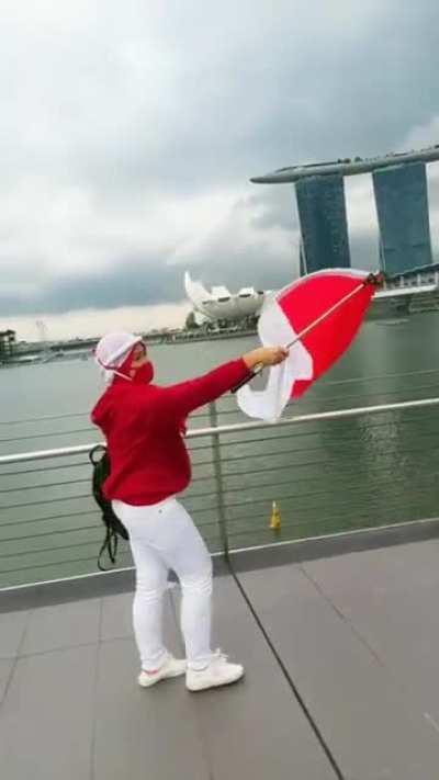 Based Indo maid flies Indo flag during SG national day 😎😎😎