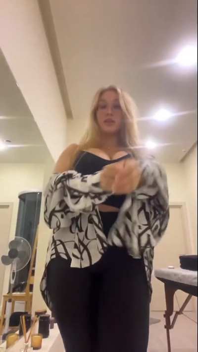 You’d always talk about going to the gym and getting into better shape but time and time again you never did until one day you messaged me claiming you took some gym girls body I didn’t believe you until you sent the video “how’s this for progress huh?”