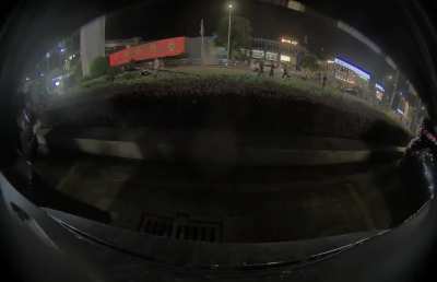 女子人肉占车位不成，恶意划车报复！这能把自己送进去了吧…